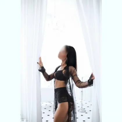 Я легка в спілкуванні і ненаситна в ліжку. Телефонуй просто зараз