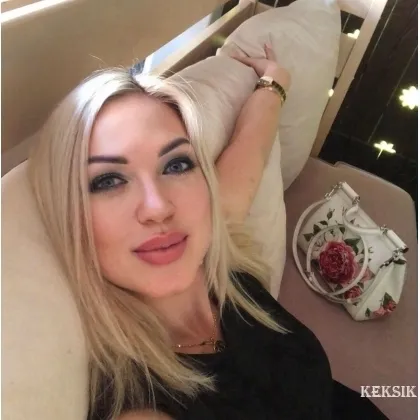 Нежная девушка с обвивающими руками ждет тебя для отдыха