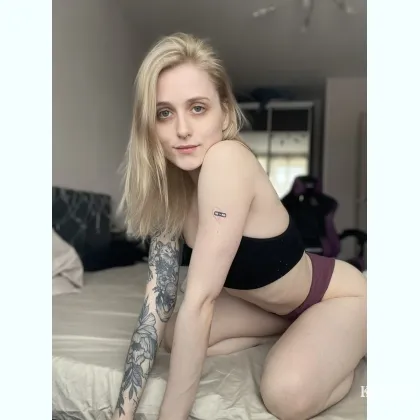 Особений гість з високою груддю для вечора